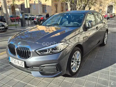 Usado BMW 118 Comfort Edition 140 CV (102 kW) 2021 Gris / plata Berlina
