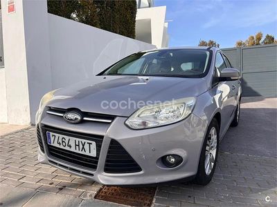 Usado Ford Focus Trend 125 CV (91 kW) 2014 Gris / plata Berlina