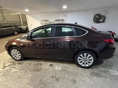 Usado Opel Astra Excellence 130 CV (95 kW) 2014 Granate Berlina