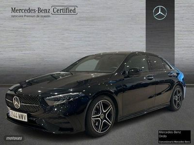 Negro noche Usado 2024 Mercedes A180 AMG line Berlina | 30.900 € (Precio justo)