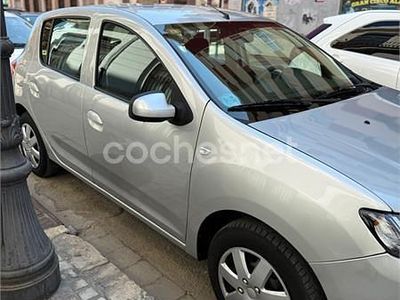 Usado Dacia Sandero Lauréate 75 CV (55 kW) 2014 Gris / plata Berlina