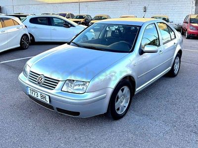 Usado VW Bora Trendline 110 CV (80 kW) 2001 Gris / plata Berlina