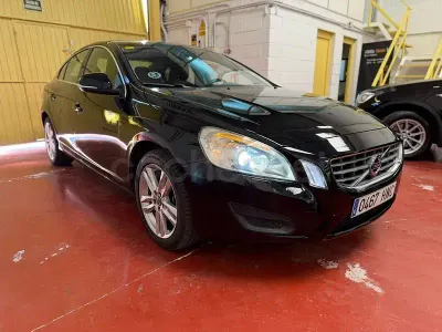 Usado Volvo S60 Summum 181 CV (133 kW) 2013 Negro Berlina