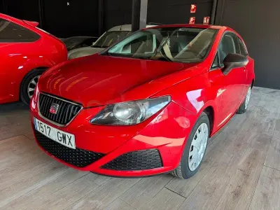Usado Seat Ibiza SC Reference 85 CV (62 kW) 2010 Rojo Utilitario