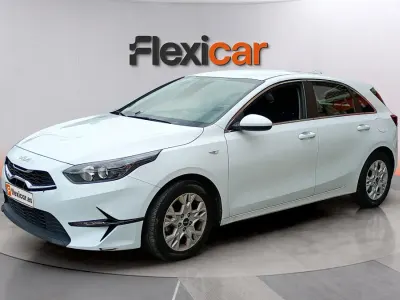 Begagnad Kia Ceed 136 HK (100 kW) 2023 Vit Halvkombi