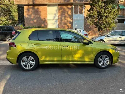 Usado VW Golf VIII Life 150 CV (110 kW) 2022 Amarillo Berlina