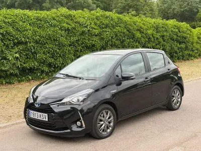 Usado Toyota Yaris Hybrid Advance 100 CV (73 kW) 2019 Negro Berlina