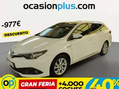 Usado Toyota Auris Touring Sports Active 136 CV (100 kW) 2016 Blanco Familiar