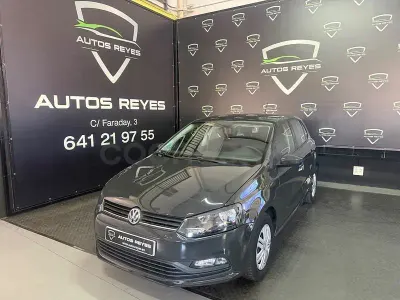 Usado VW Polo Advance 75 CV (55 kW) 2014 Gris / plata Berlina