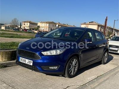 Usado Ford Focus Trend 125 CV (91 kW) 2017 Azul Berlina