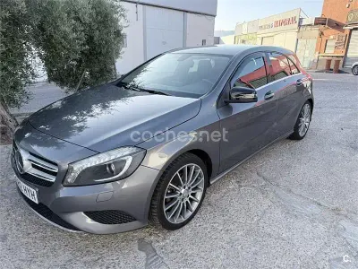 Usado Mercedes A180 Urban 109 CV (80 kW) 2014 Gris / plata Berlina