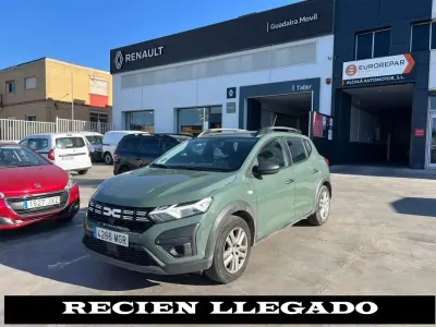 Usado Dacia Sandero Expression 101 CV (74 kW) 2023 Verde Utilitario