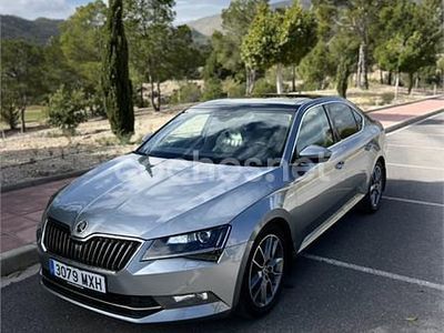 Usado Skoda Superb 190 CV (139 kW) 2015 Gris / plata Berlina