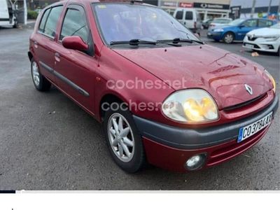 Usado Renault Clio II 75 CV (55 kW) 2000 Granate Berlina