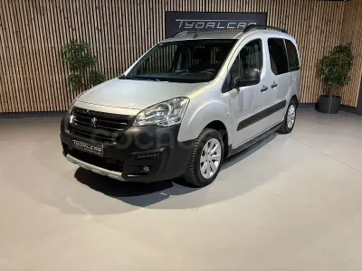 Usado Peugeot Partner Tepee Style 100 CV (73 kW) 2016 Gris / plata Monovolumen