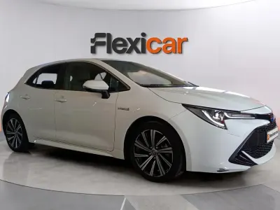 Używany Toyota Corolla Active 122 KM (89 kW) 2020 Biały Sedan/Limuzyna