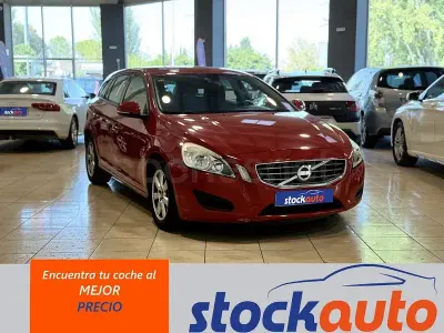Usado Volvo V60 Kinetic 163 CV (119 kW) 2012 Rojo Familiar