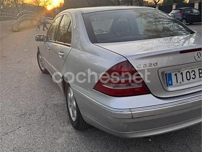 Usado Mercedes C220 Elegance 125 CV (91 kW) 2001 Gris / plata Berlina