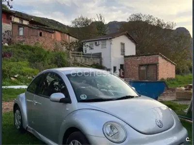 Usado VW New Beetle 100 CV (73 kW) 2001 Gris / plata Utilitario