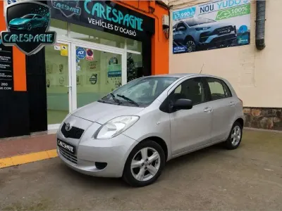 Usado Toyota Yaris Luna 87 CV (63 kW) 2007 Plateado Utilitario