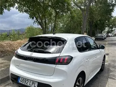 Usado Peugeot 208 Allure 100 CV (73 kW) 2021 Blanco Utilitario