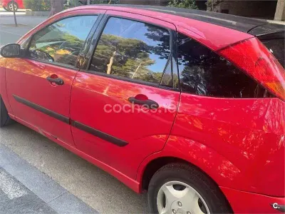 Käytetty Ford Focus Trend 115 HP (84 kW) 2002 Punainen Sedan