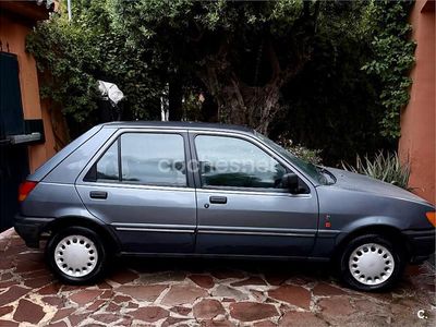 Usado Ford Fiesta Ghia 71 CV (52 kW) 1991 Gris / plata Utilitario