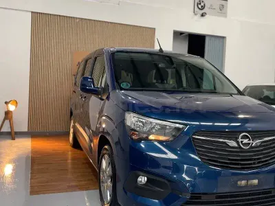Usado Opel Combo Life Elegance 131 HP (96 kW) 2020 Azul Monovolume