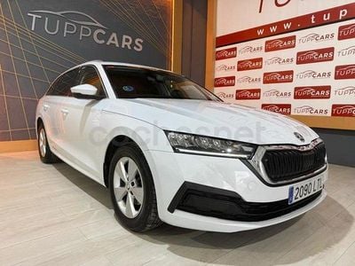 Usado Skoda Octavia 110 CV (80 kW) 2021 Blanco Familiar