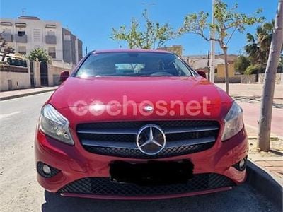 Begagnad Mercedes A180 Style 122 HK (89 kW) 2014 Röd Sedan
