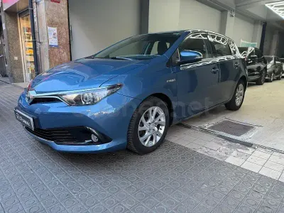 Używany Toyota Auris Hybrid Business Edition 136 KM (100 kW) 2016 Niebieski Sedan/Limuzyna