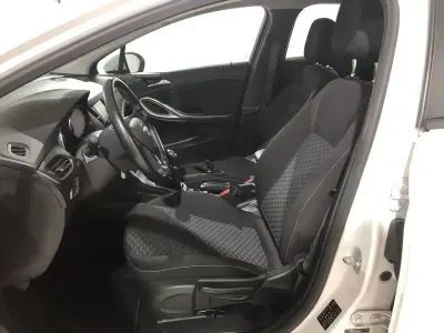 Usado Opel Astra Selective 110 CV (80 kW) 2017 Blanco