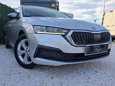 Usado Skoda Octavia Ambition 115 CV (84 kW) 2022 Gris / plata Familiar