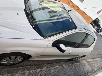 Usado Peugeot 206 70 CV (51 kW) 2003 Blanco Berlina