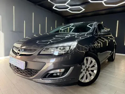 Usado Opel Astra 110 CV (80 kW) 2013 Gris / plata Berlina