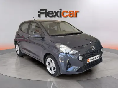 Usado Hyundai i10 67 CV (49 kW) 2023 Gris Utilitario