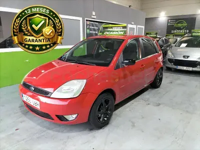 Usado Ford Fiesta Ambiente 68 CV (50 kW) 2004 Rojo Utilitario