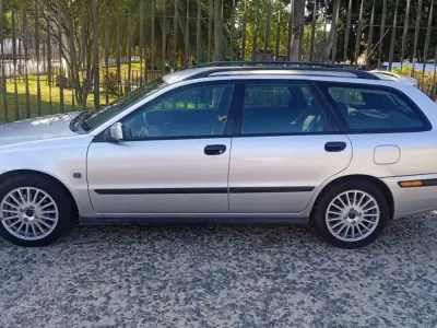 Usado Volvo V40 122 CV (89 kW) 2004 Plateado Familiar