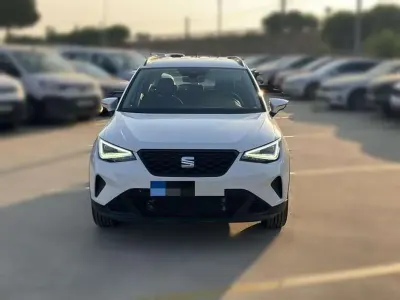 Usado Seat Arona Style 110 CV (80 kW) 2023 Blanco SUV