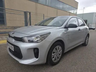 Usado Kia Rio 84 CV (61 kW) 2017 Gris / plata Berlina