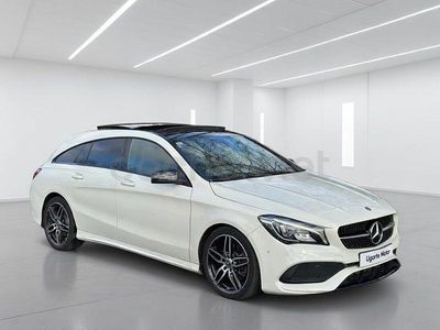 Usado Mercedes CLA220 Shooting Brake AMG line 177 CV (130 kW) 2016 Blanco Familiar
