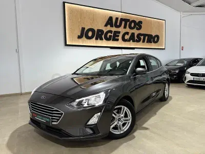 Usado Ford Focus Trend 120 CV (88 kW) 2021 Gris / plata Berlina