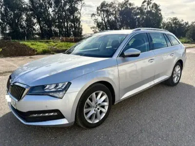 Usado Skoda Superb Ambition 150 CV (110 kW) 2022 Gris / plata Familiar