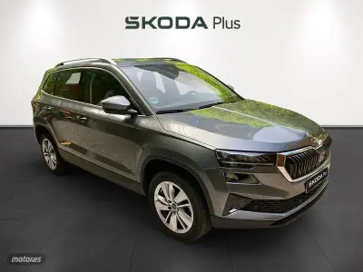 Usado Skoda Karoq Selection 150 CV (110 kW) 2025 Gris / plateado SUV
