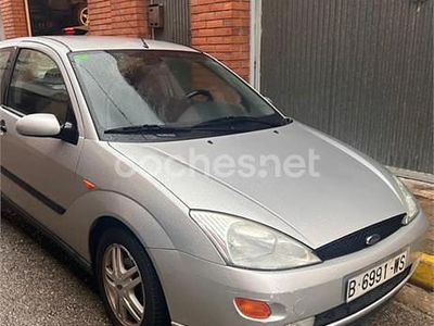 Usado Ford Focus Trend 90 CV (66 kW) 2000 Gris / plata Berlina