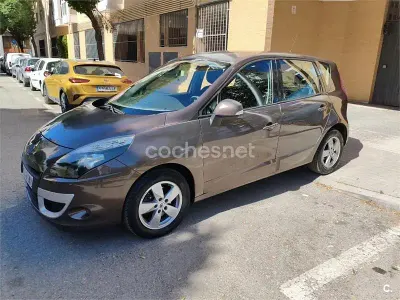 Usado Renault Scenic E-Tech Dynamique 105 CV (77 kW) 2010 Marrón Monovolumen