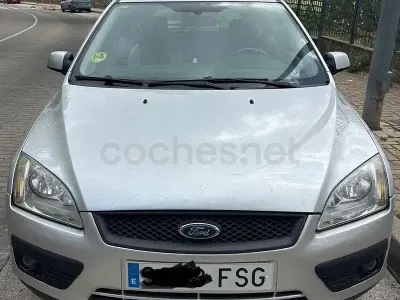 Begagnad Ford Focus Ghia 115 HK (84 kW) 2007 Grå Sedan
