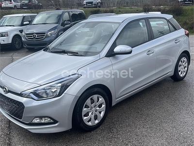 Usado Hyundai i20 84 CV (61 kW) 2018 Gris / plata Berlina