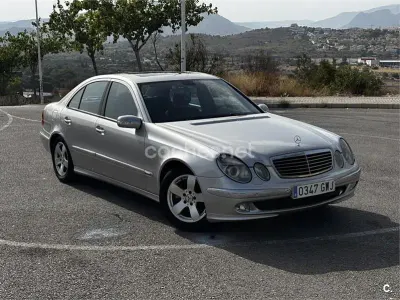 Usado Mercedes E270 Avantgarde 170 CV (125 kW) 2003 Gris / plata Berlina