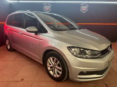 Usado VW Touran Advance 115 CV (84 kW) 2017 Gris / plata Monovolumen